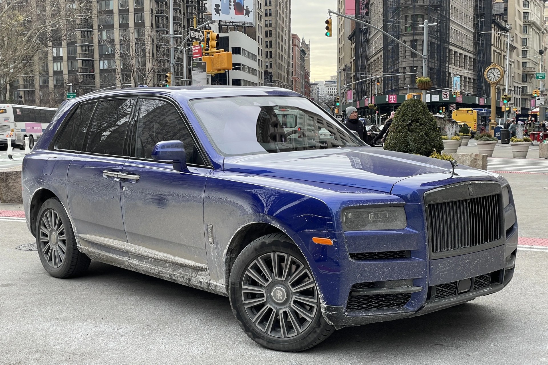 rolls royce cullinan black badge in blue paint