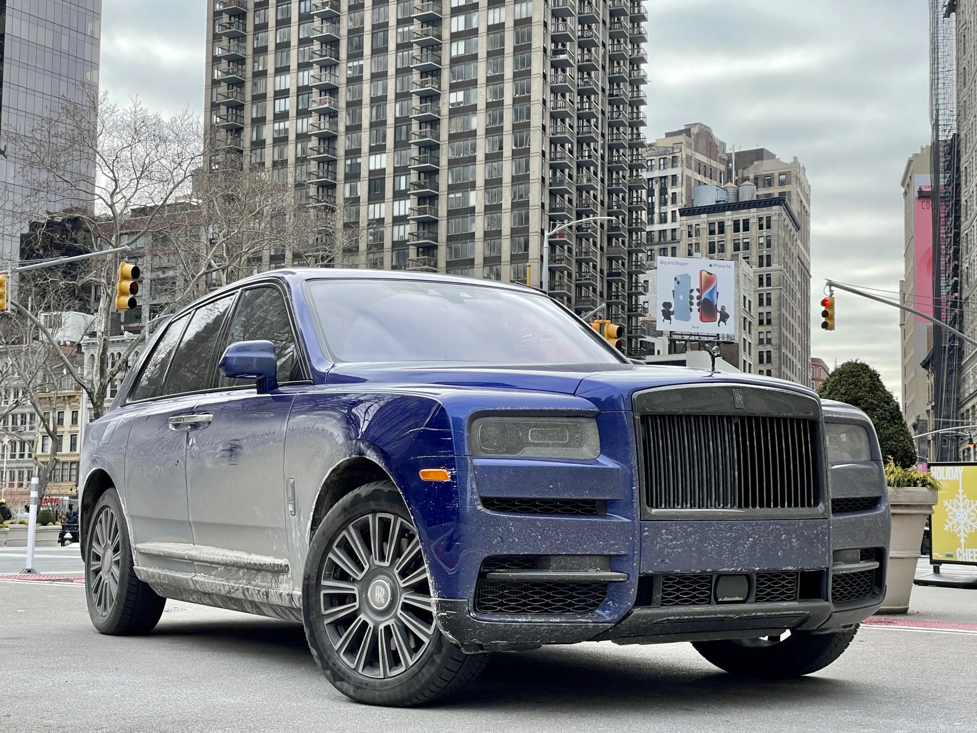 rolls royce cullinan black badge in blue paint