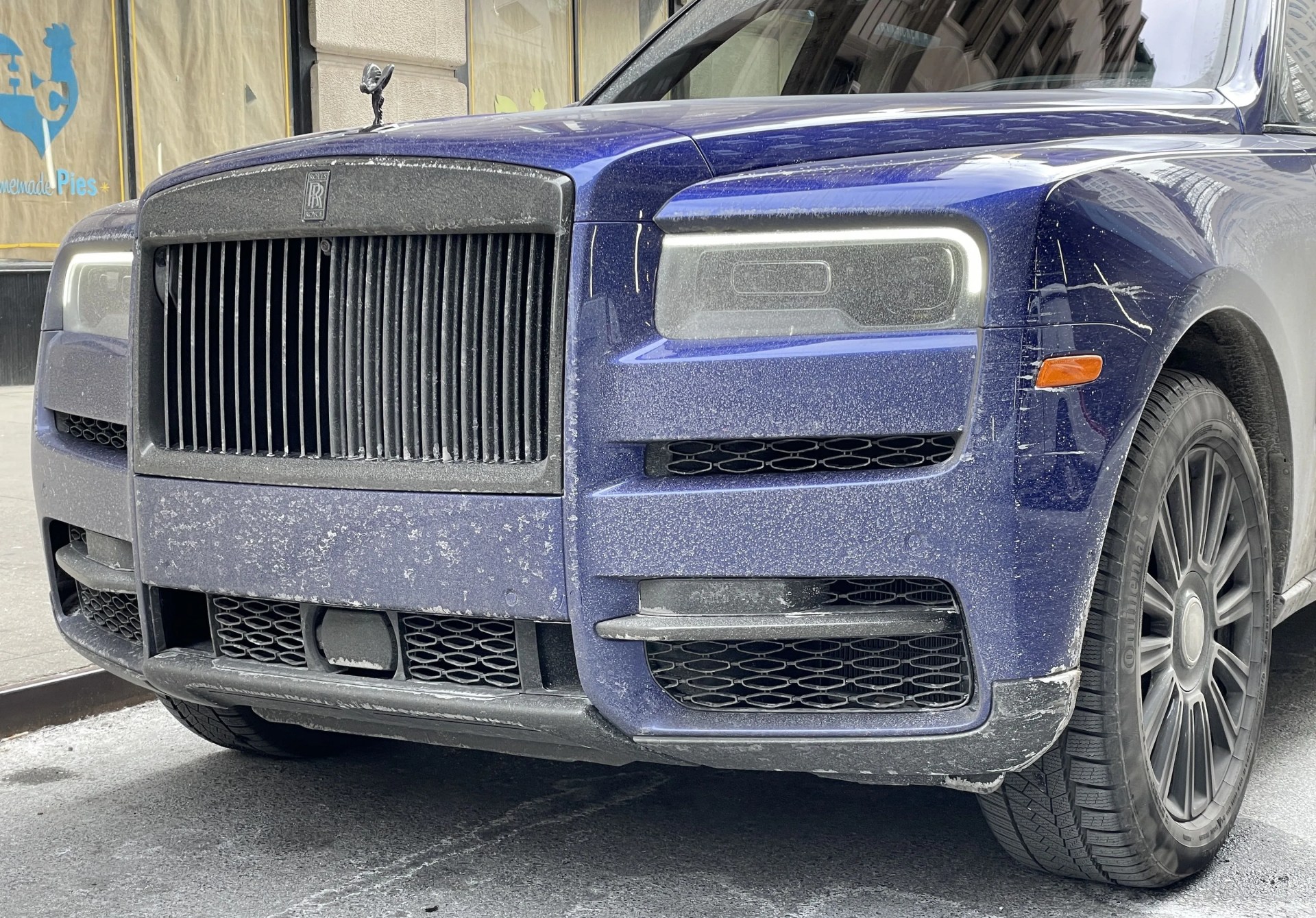rolls royce cullinan black badge in blue paint