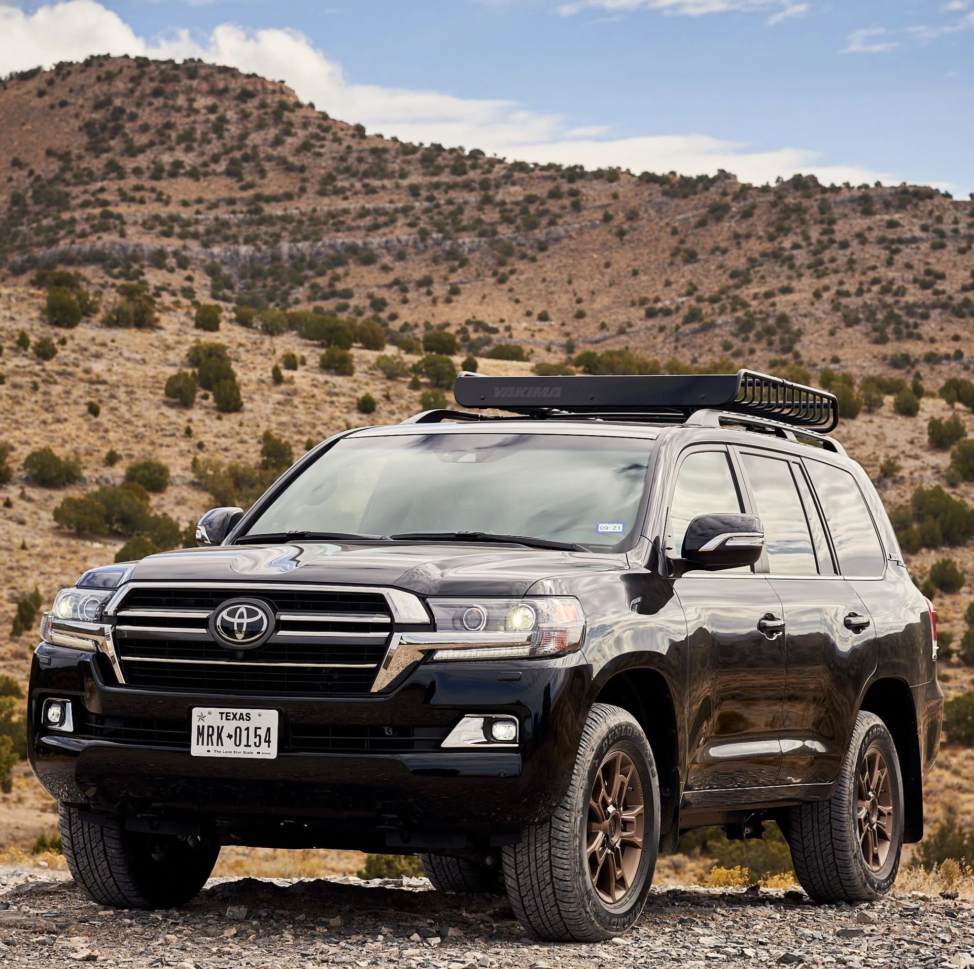 toyota land cruiser in desert