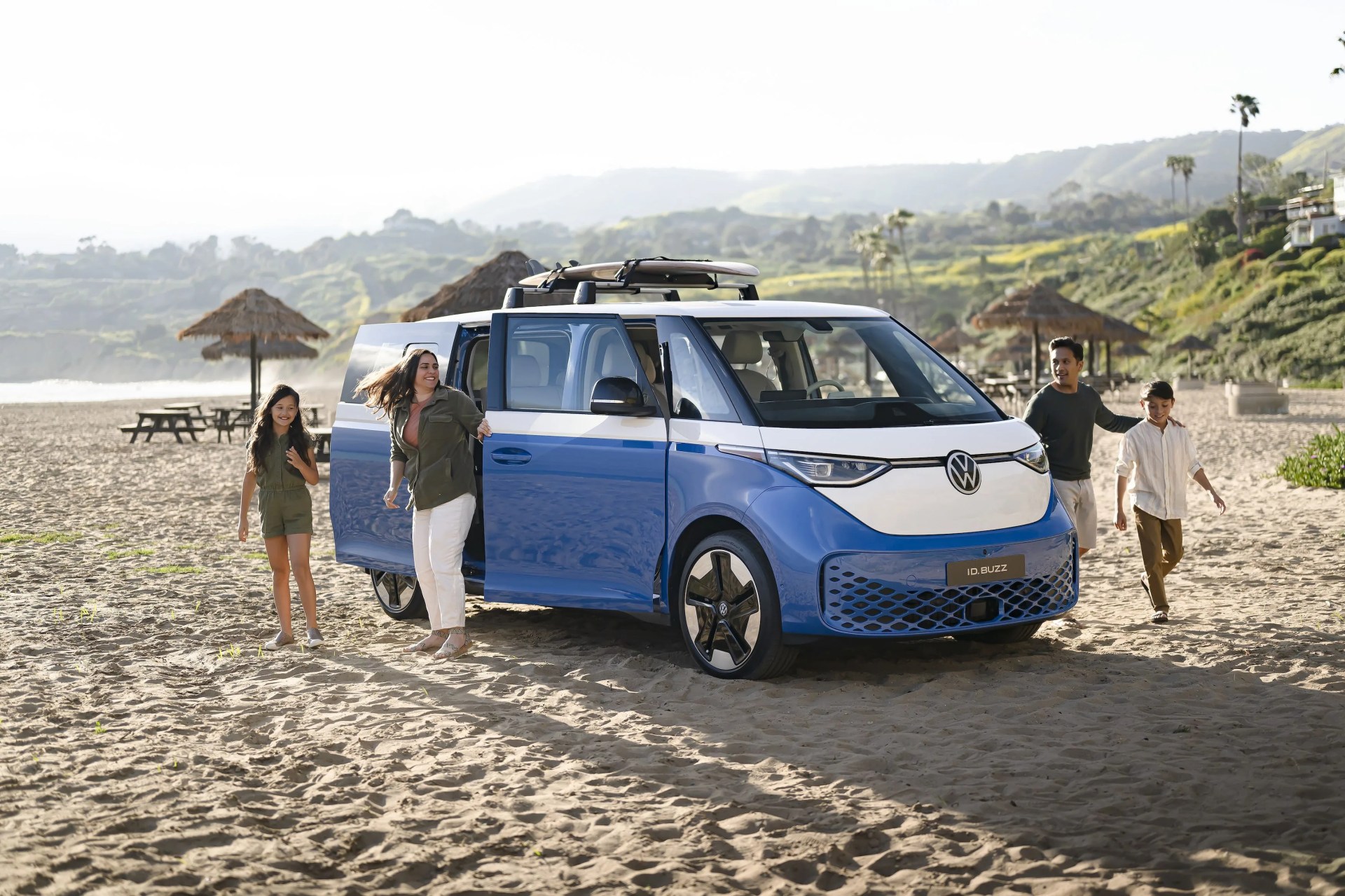 volkswagen id buzz on the beach with fmaily