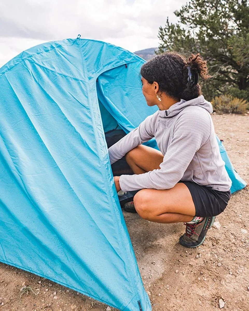 women getting into mountain hardwear meridian™ 3 tent