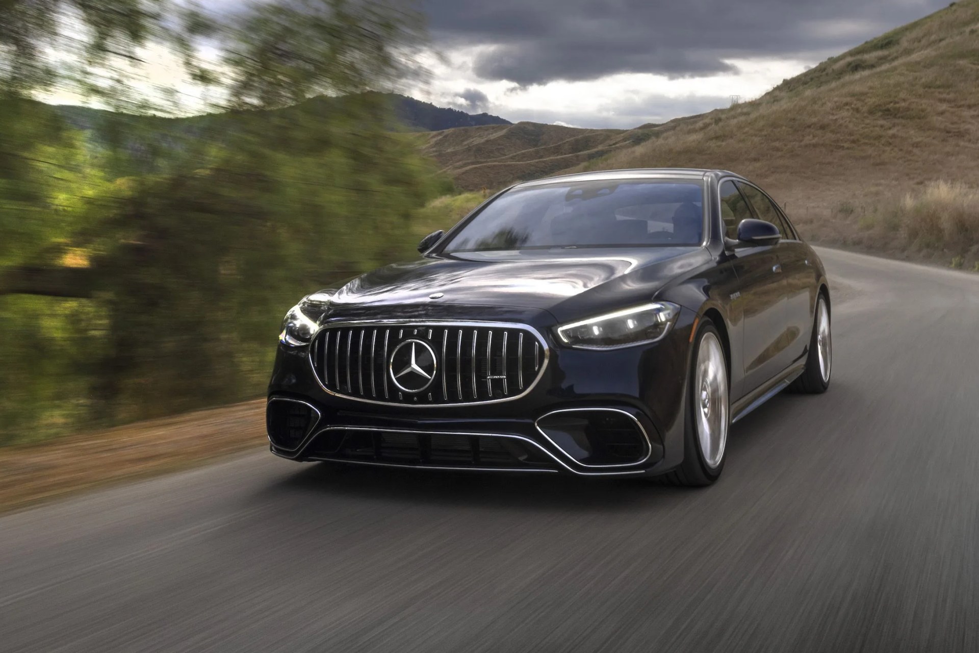 mercedes amg s 63 e performance kraftstoffverbrauch gewichtet, kombiniert 4,4 l100 km, co2 emissionen gewichtet, kombiniert 100 gkm, stromverbrauch gewichtet, kombiniert 21,4 kwh100 km exterieur nautikblau metallic interieur leder siena braunschwarz mercedes amg s 63 e performance combined fuel consumption, weighted 44 l100 km combined co2 emissions, weighted 100 gkm combined power consumption, weighted 214 kwh100 km exterior nautic blue metallic interior leather exclusive siena brownblack