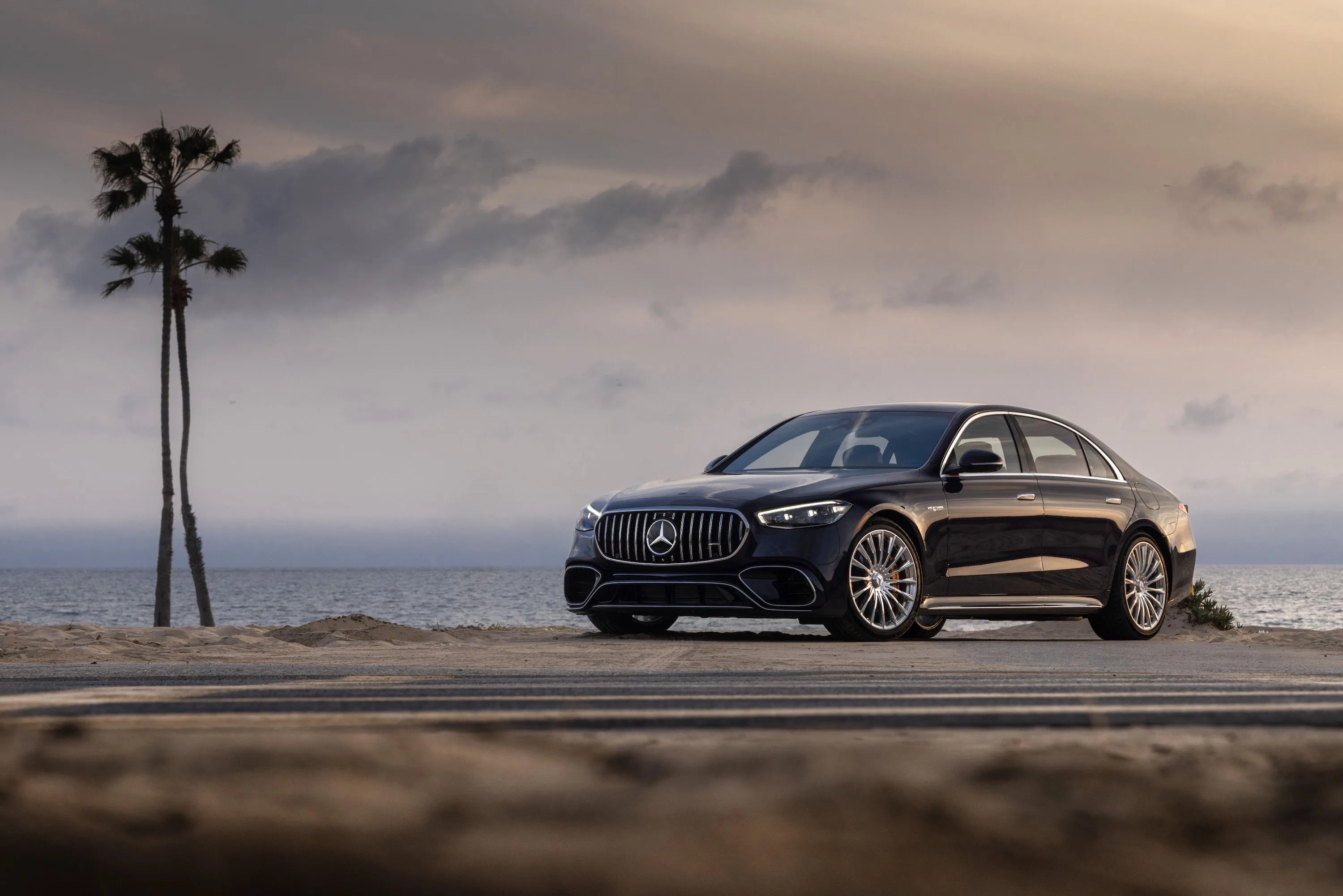 mercedes amg s 63 e performance kraftstoffverbrauch gewichtet, kombiniert 4,4 l100 km, co2 emissionen gewichtet, kombiniert 100 gkm, stromverbrauch gewichtet, kombiniert 21,4 kwh100 km exterieur nautikblau metallic interieur leder siena braunschwarz mercedes amg s 63 e performance combined fuel consumption, weighted 44 l100 km combined co2 emissions, weighted 100 gkm combined power consumption, weighted 214 kwh100 km exterior nautic blue metallic interior leather exclusive siena brownblack
