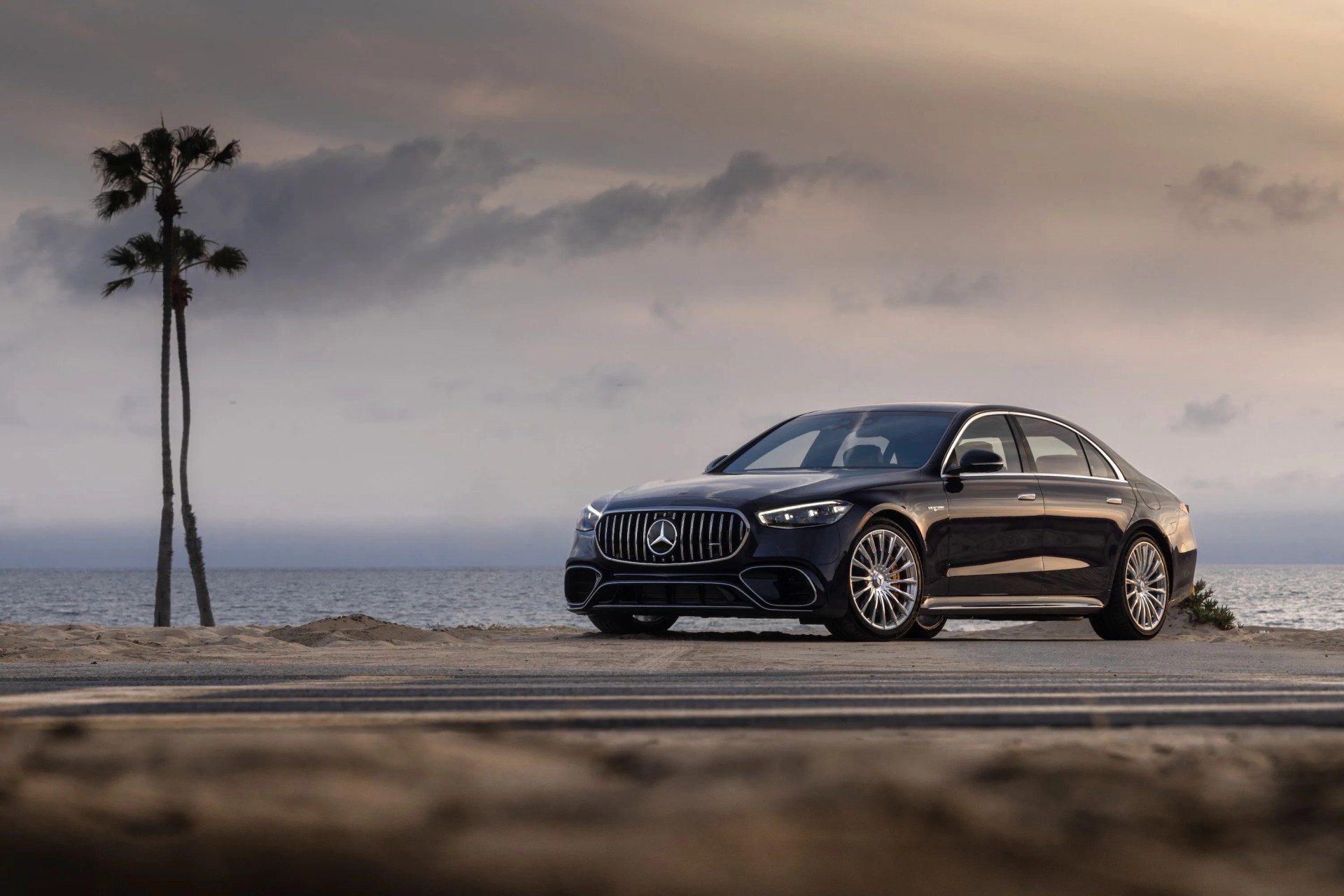 mercedes amg s 63 e performance kraftstoffverbrauch gewichtet, kombiniert 4,4 l100 km, co2 emissionen gewichtet, kombiniert 100 gkm, stromverbrauch gewichtet, kombiniert 21,4 kwh100 km exterieur nautikblau metallic interieur leder siena braunschwarz mercedes amg s 63 e performance combined fuel consumption, weighted 44 l100 km combined co2 emissions, weighted 100 gkm combined power consumption, weighted 214 kwh100 km exterior nautic blue metallic interior leather exclusive siena brownblack