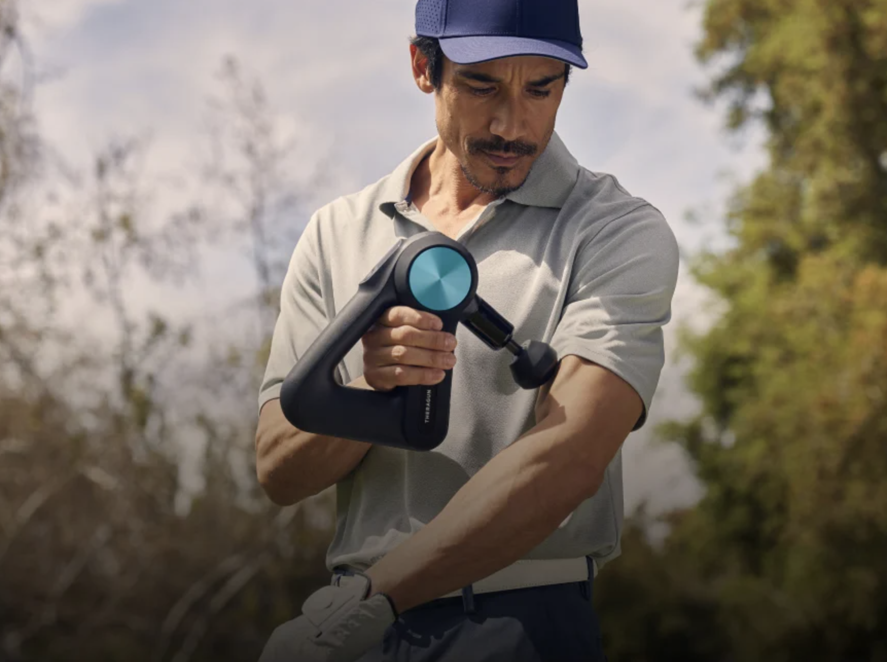 man using a theragun