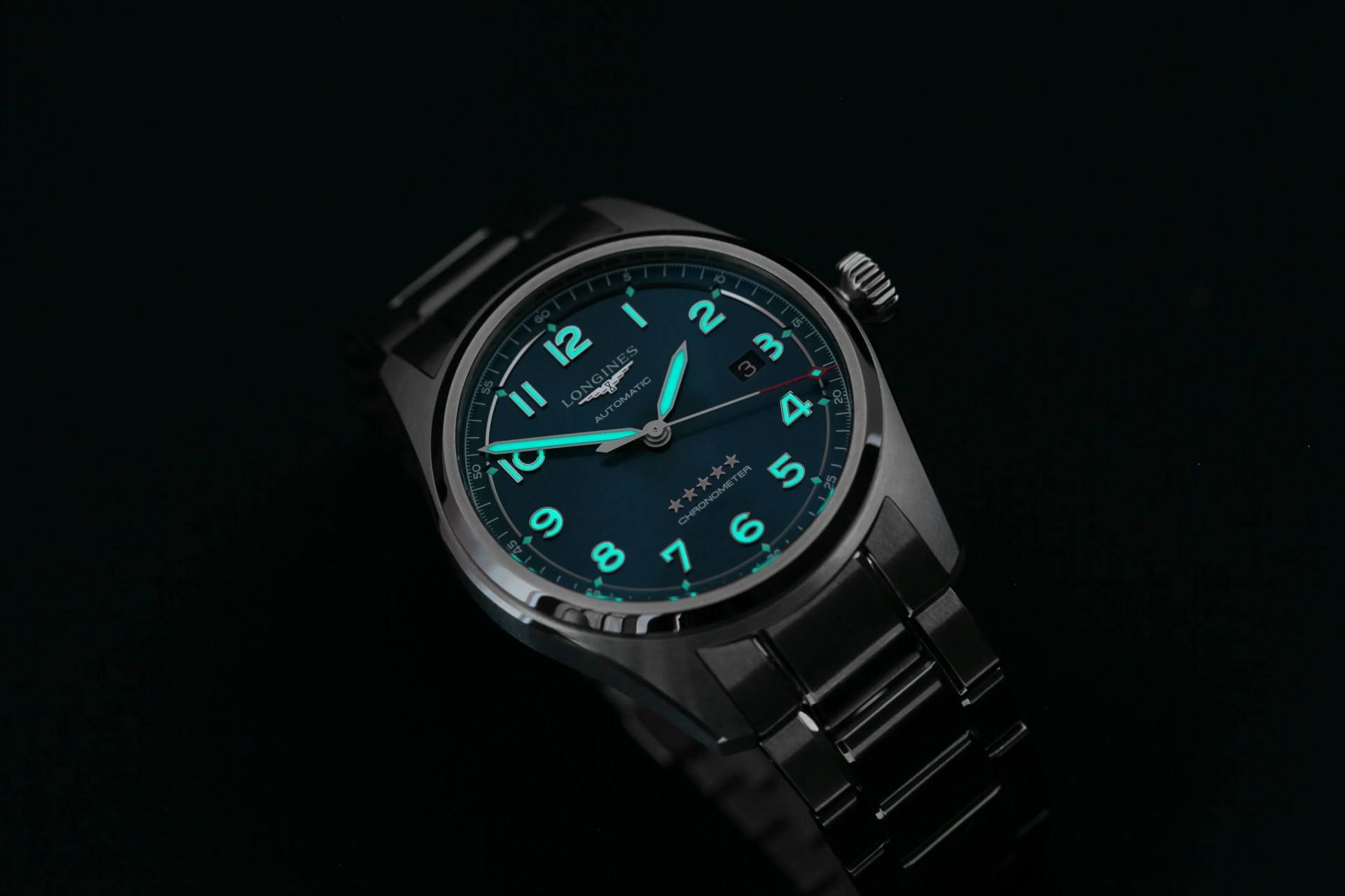 watch with glowing dial in the dark