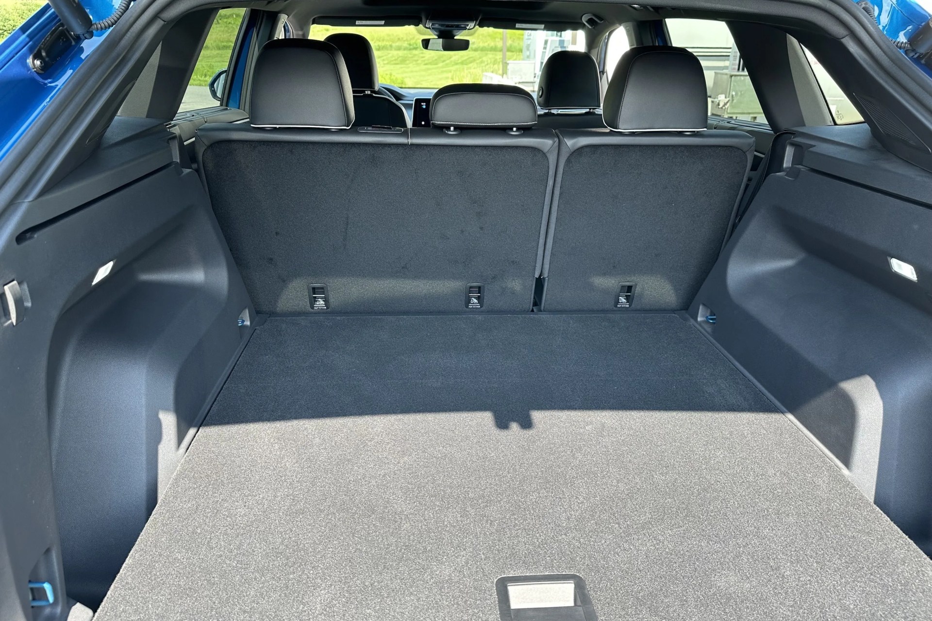 volkswagen atlas cross sport trunk