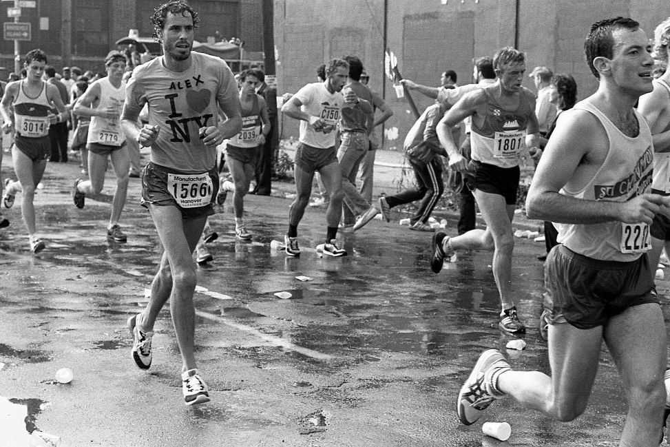 1984 new york city marathon, runners crossing the 10 mile mark
