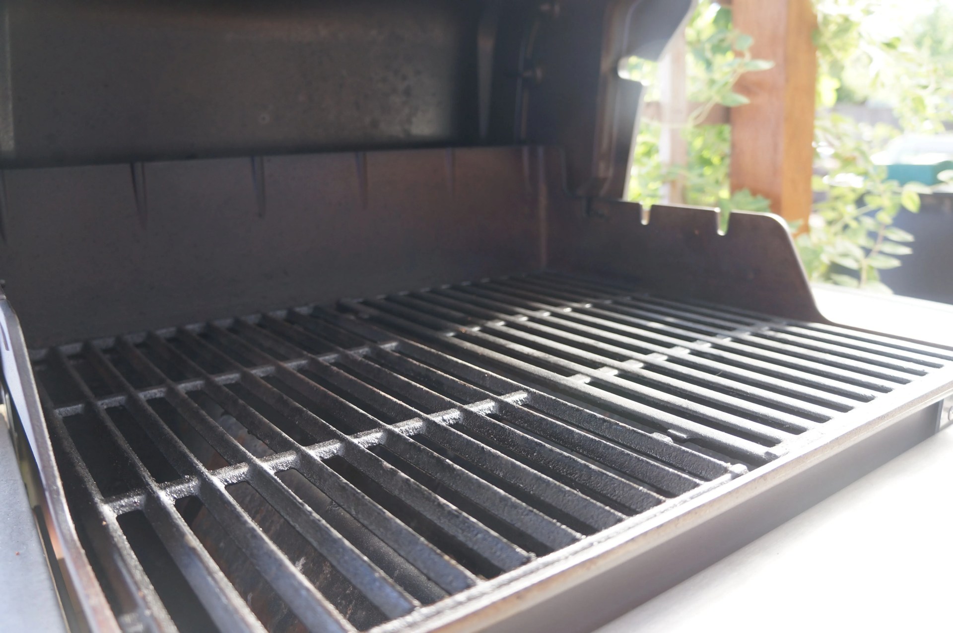 a pointed grill grate and a flat grill grate on the weber spirit
