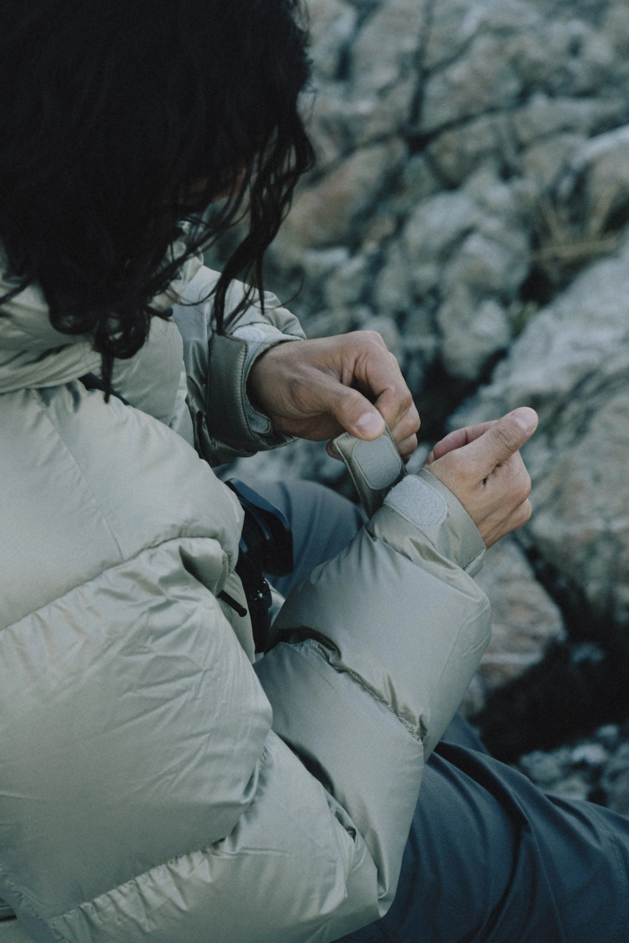 angel rodriguez adjusting the sleeve cuff of his goldwin parka