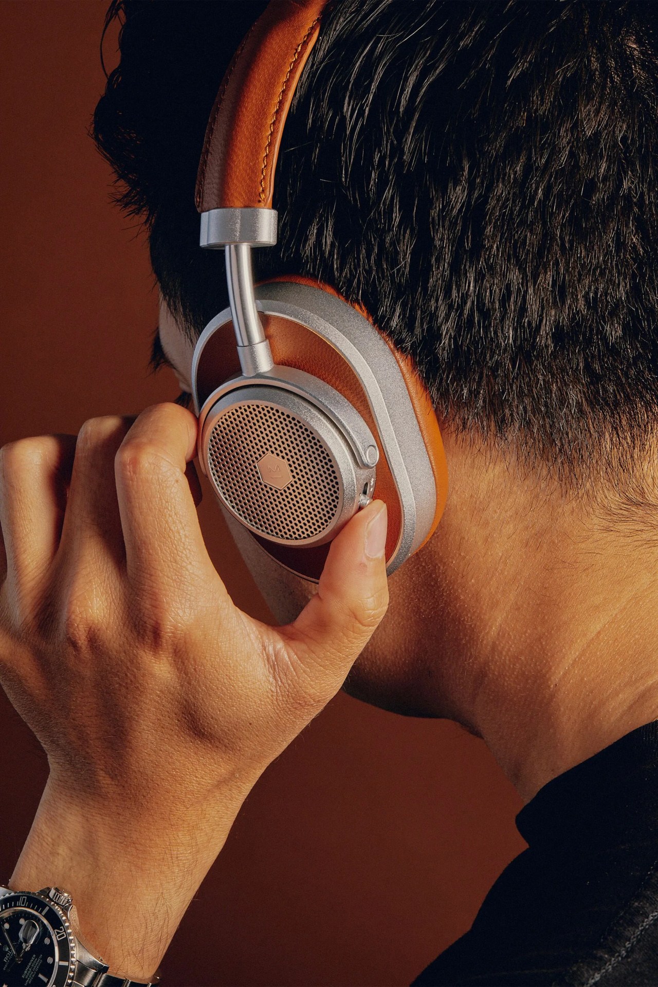 man testing a pair of noise canceling headphones