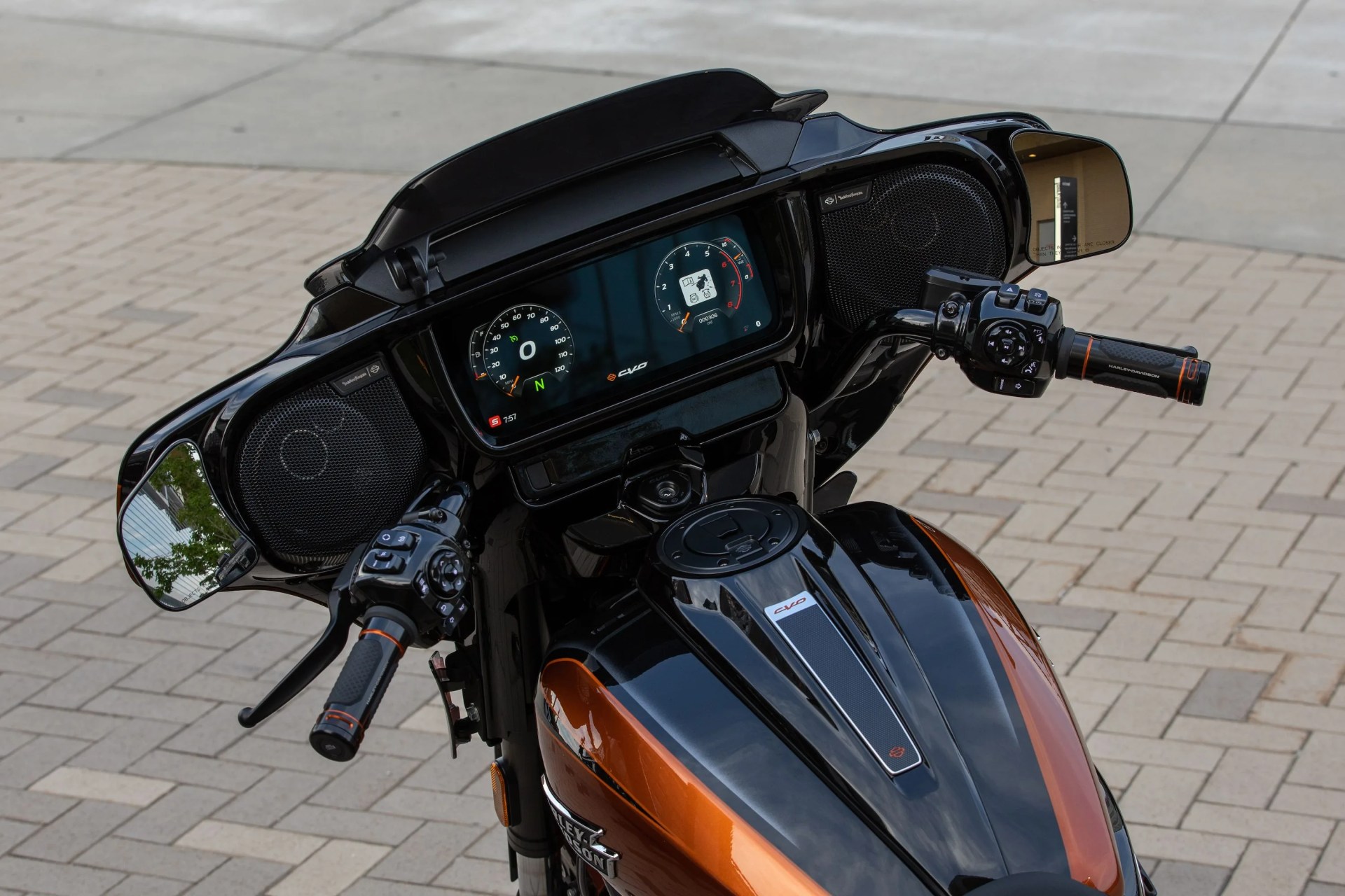 harley davidson touchscreen and handle bars