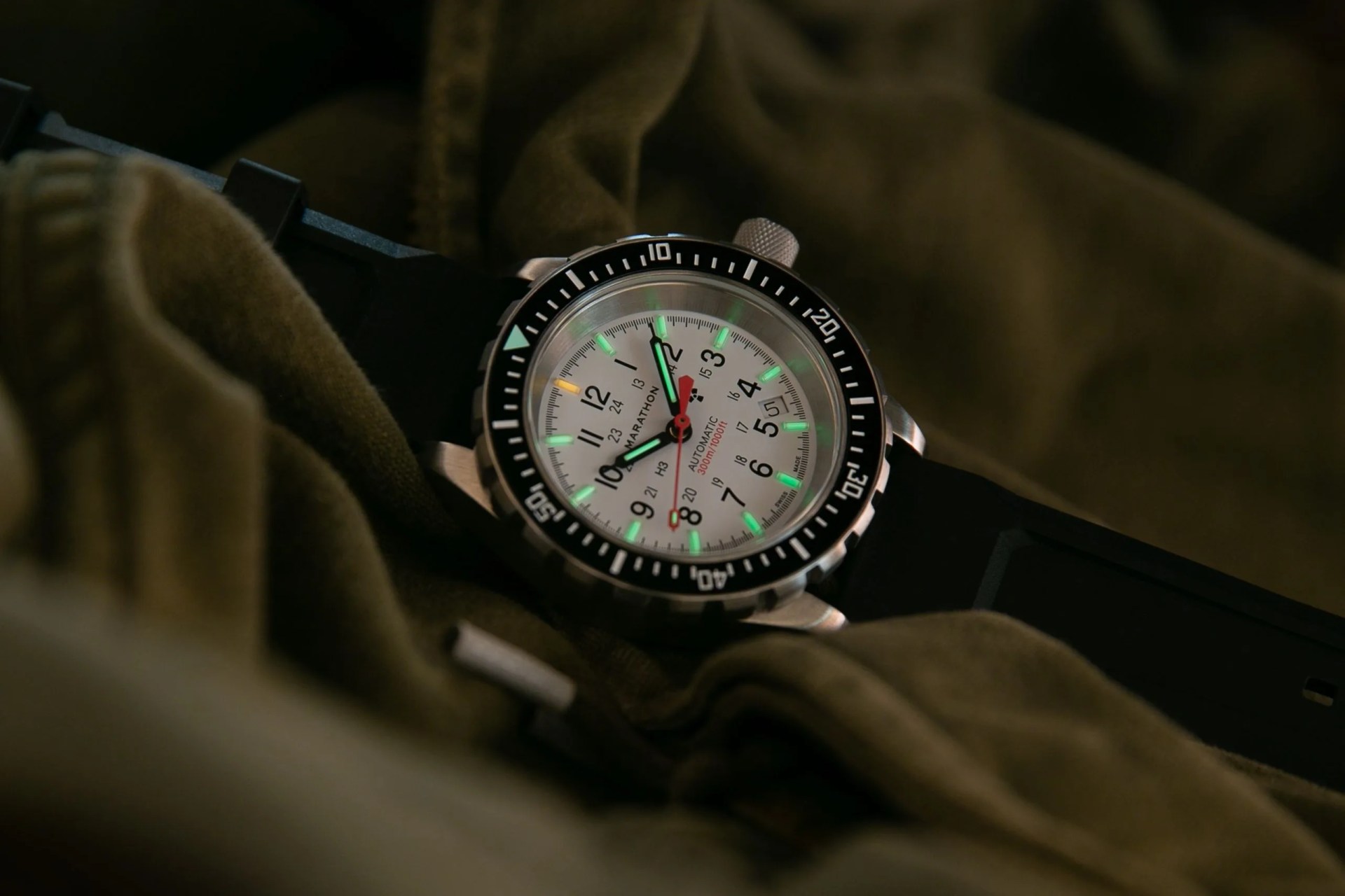 marathon gsar 41mm divers watch with white dial