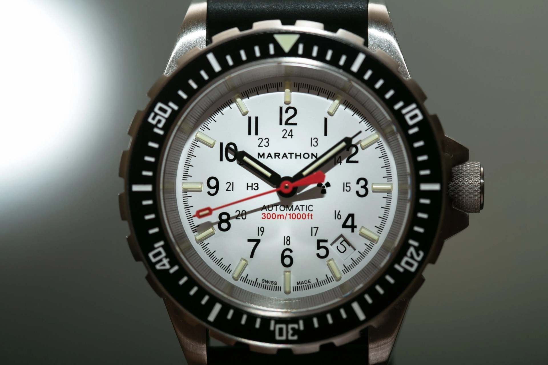 marathon gsar 41mm divers watch with white dial