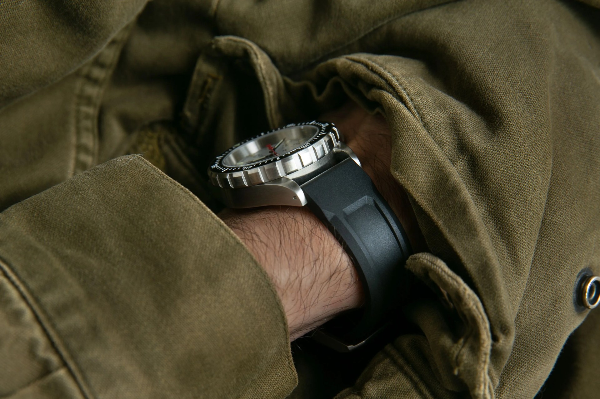 marathon gsar 41mm divers watch with white dial