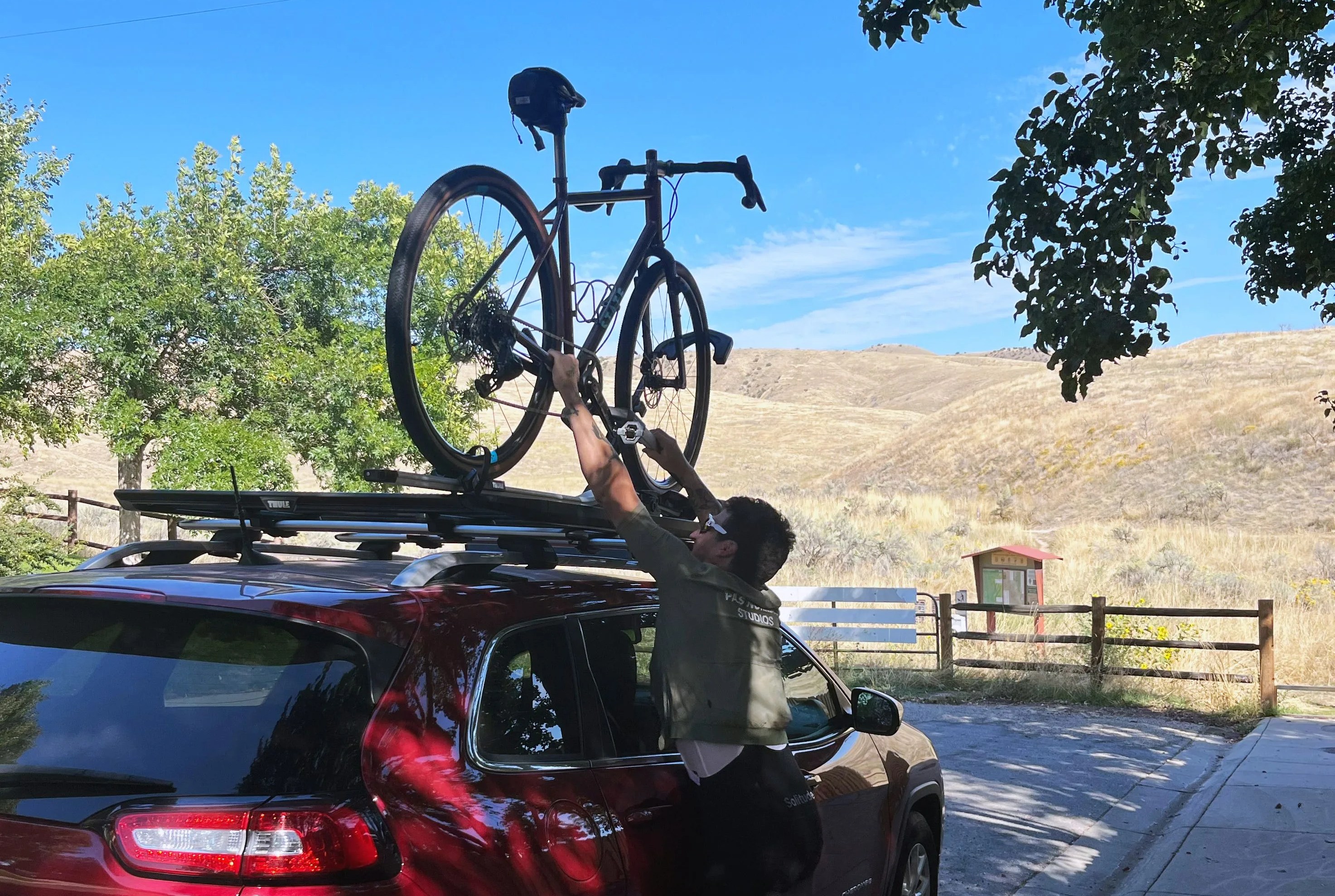 thule roof rack on a red jeep