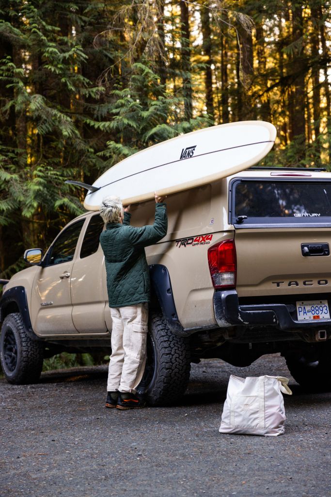 vans hanna scott putting surfboard on car