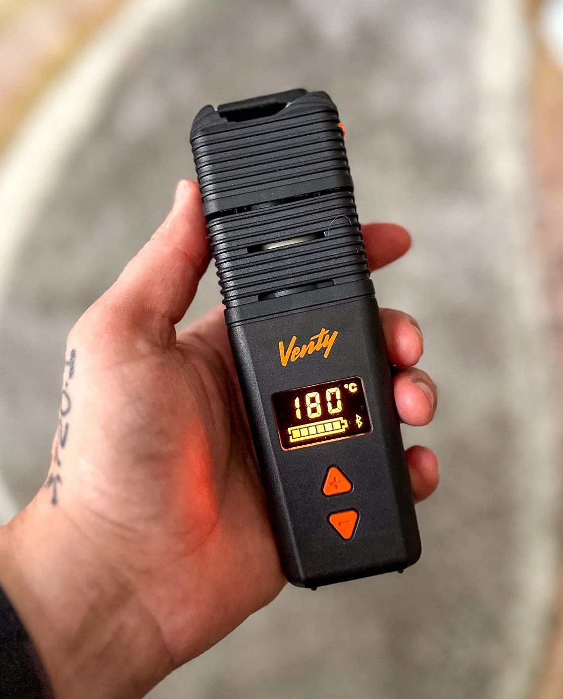 a hand holding a weed vape