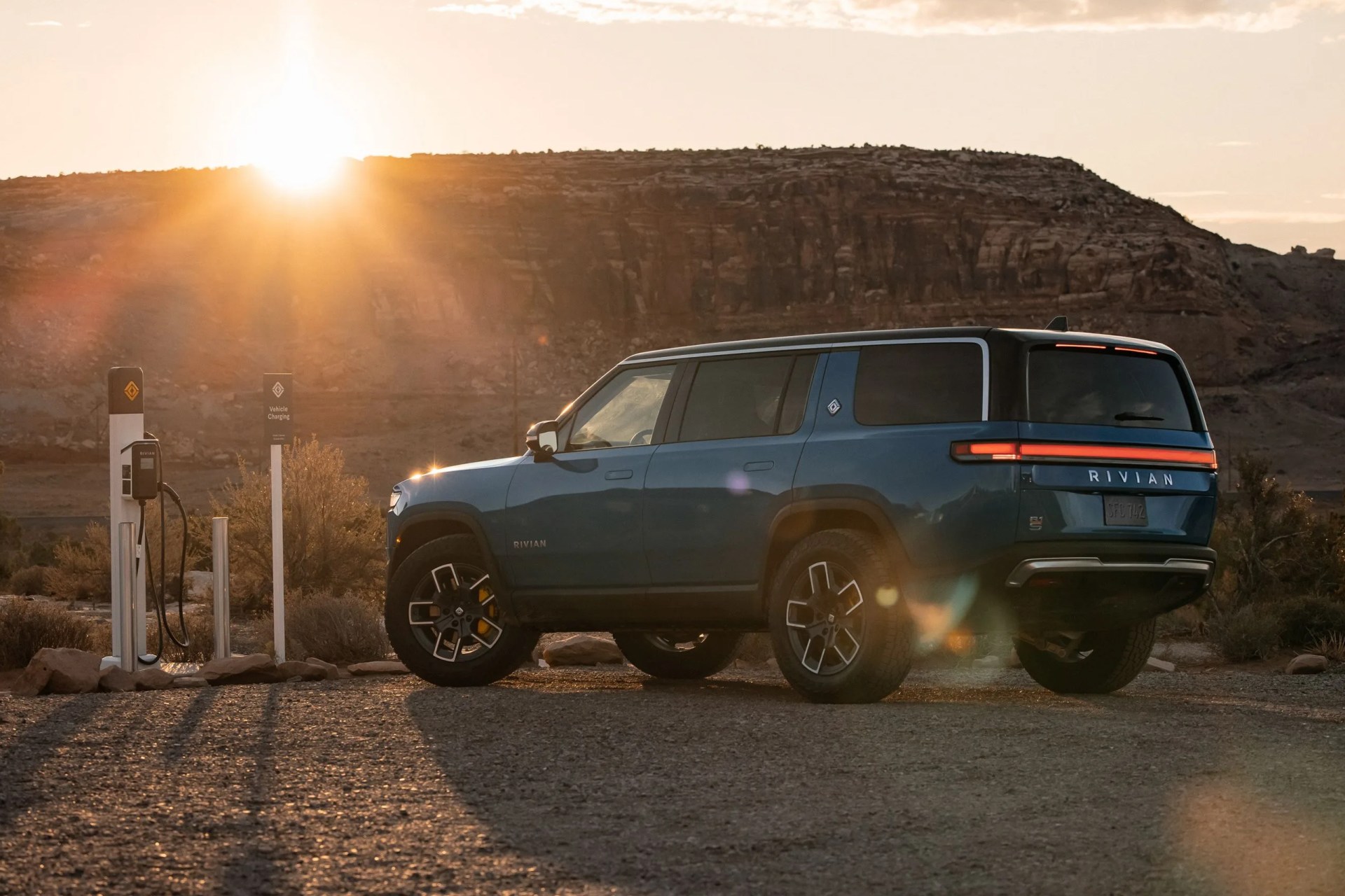 rivian r1s suv