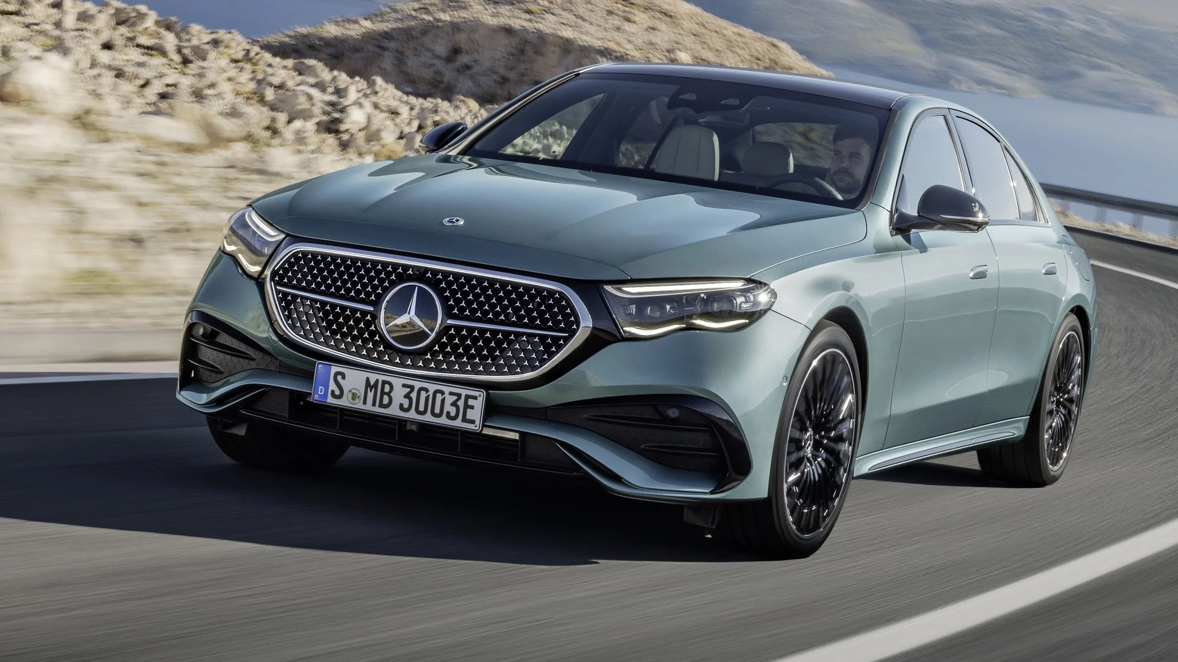 mercedes benz e klasse, amg line exterieur verdesilber interieur nappaleder nevagrauschwarz, mittelkonsole in metall mischgewebe silber hell mercedes benz e class amg line exterior verde silver interior nappa leather neva greyblack, light silver metallic mixed fabric centre console