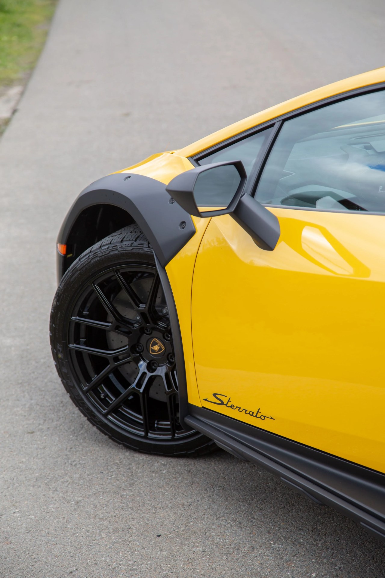 lamborghini huracan sterrato yellow