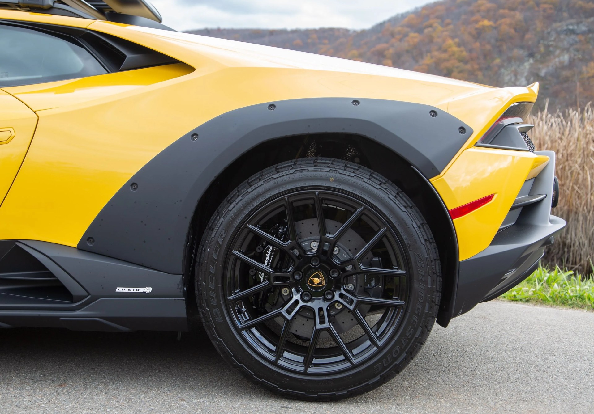 lamborghini huracan sterrato yellow