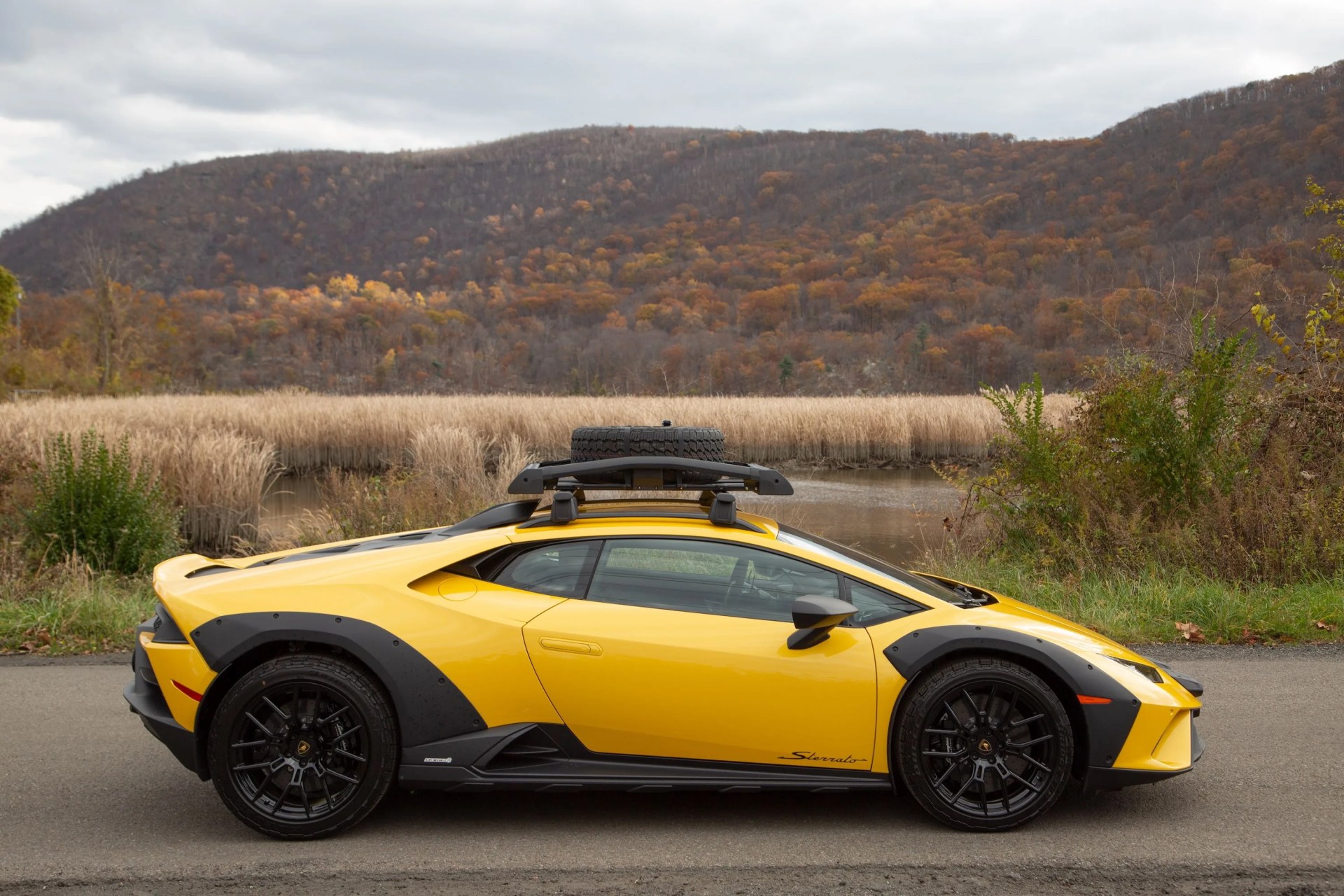 lamborghini huracan sterrato yellow