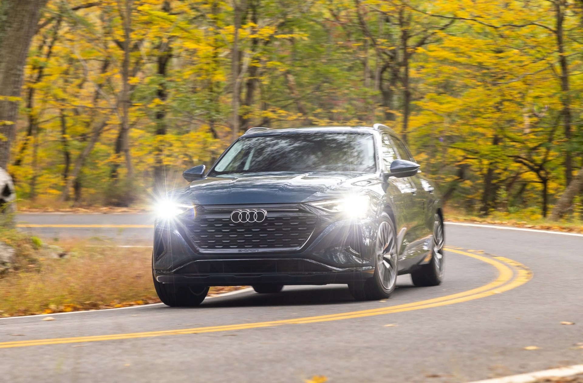 audi q8 etron driving
