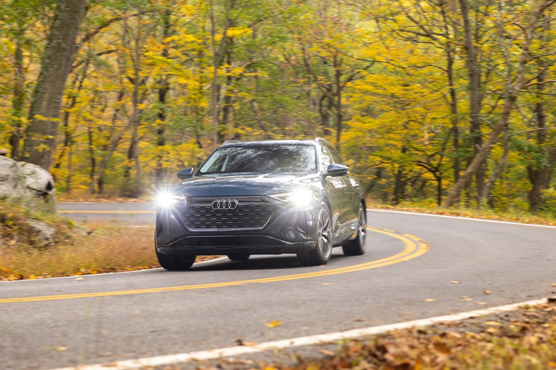 audi q8 etron driving