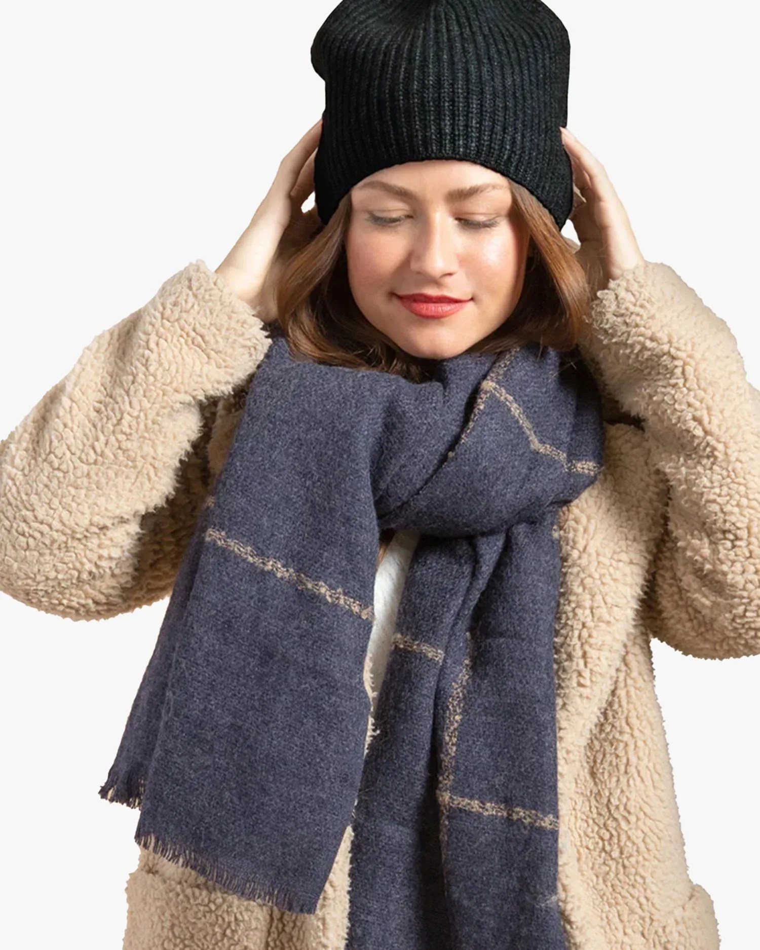 a woman wearing hat attack cashmere chunky beanie in black