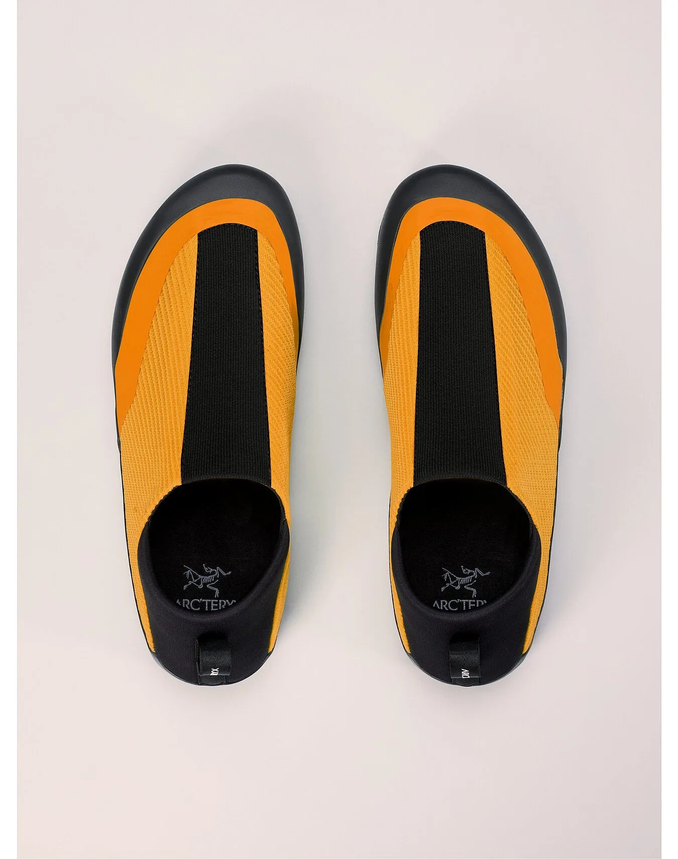 arc'teryx kragg approach shoe on a grey background seen from above