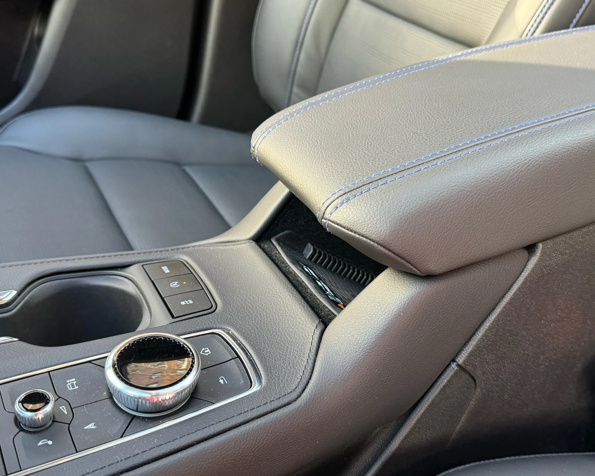 cadillac xt4 wireless phone charger