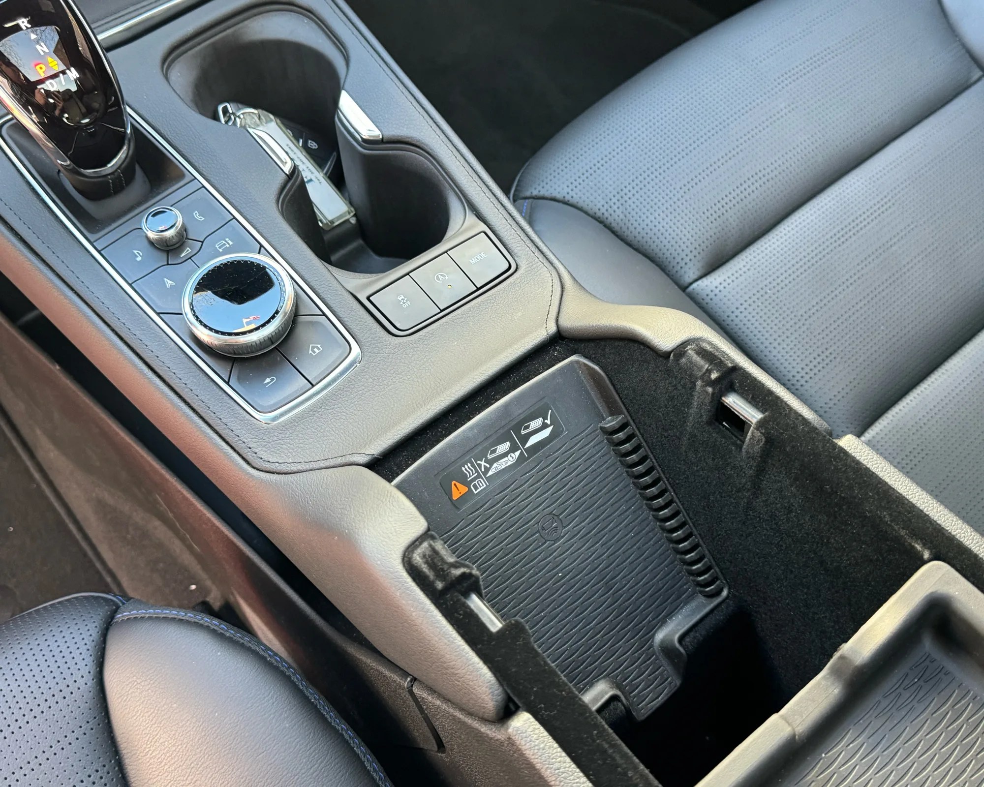 cadillac xt4 wireless phone charger