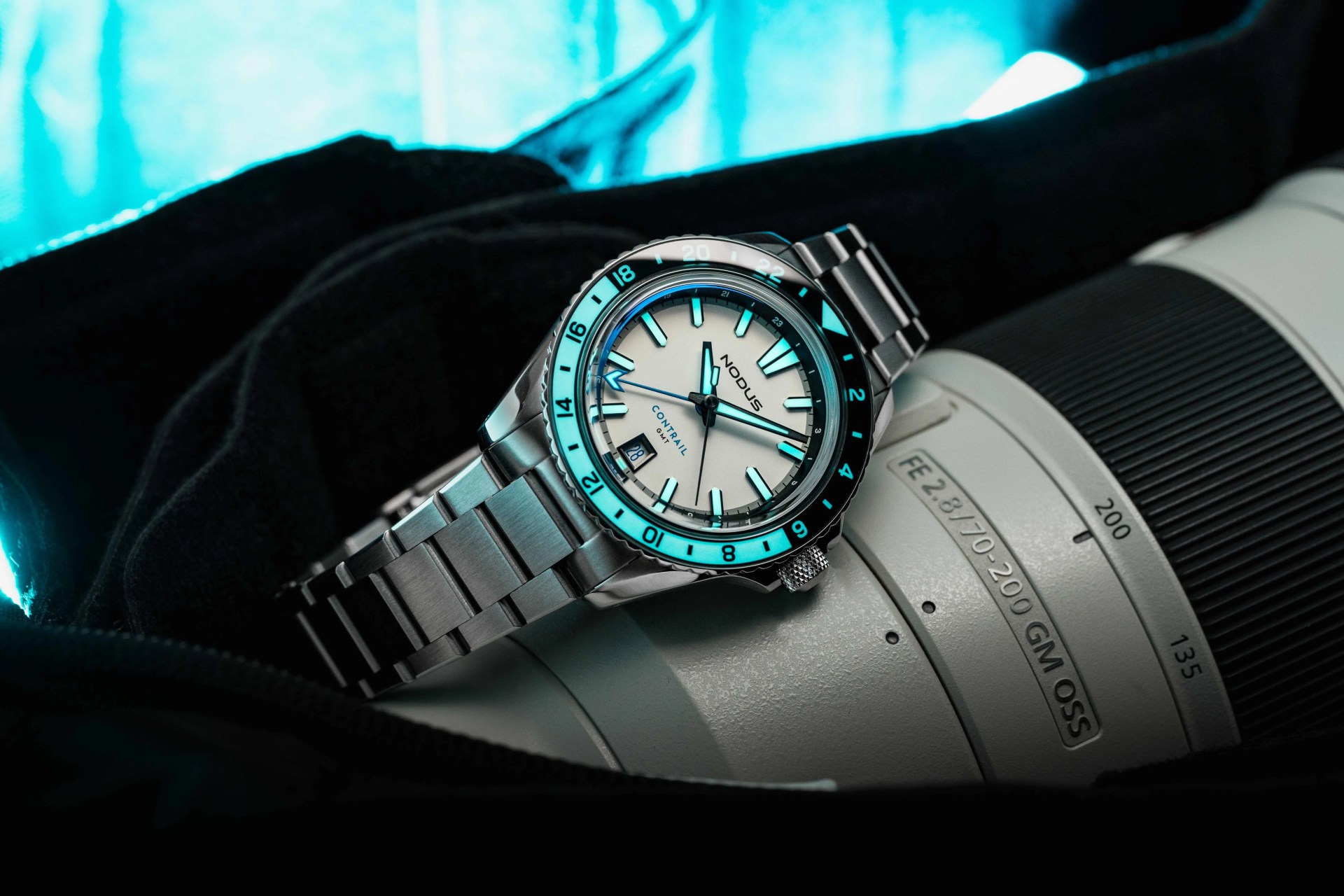 nodus watch with glowing lume