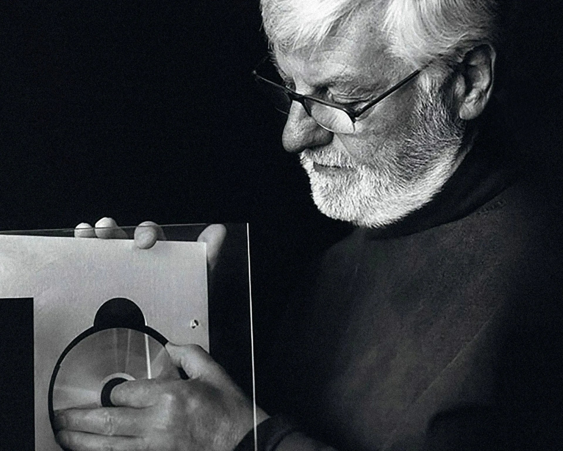 designer david lewis with an original beosystem 9000
