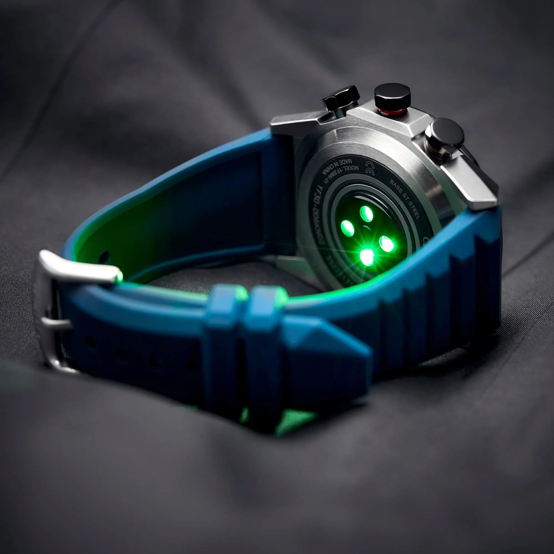 heart monitor light on back of sports watch