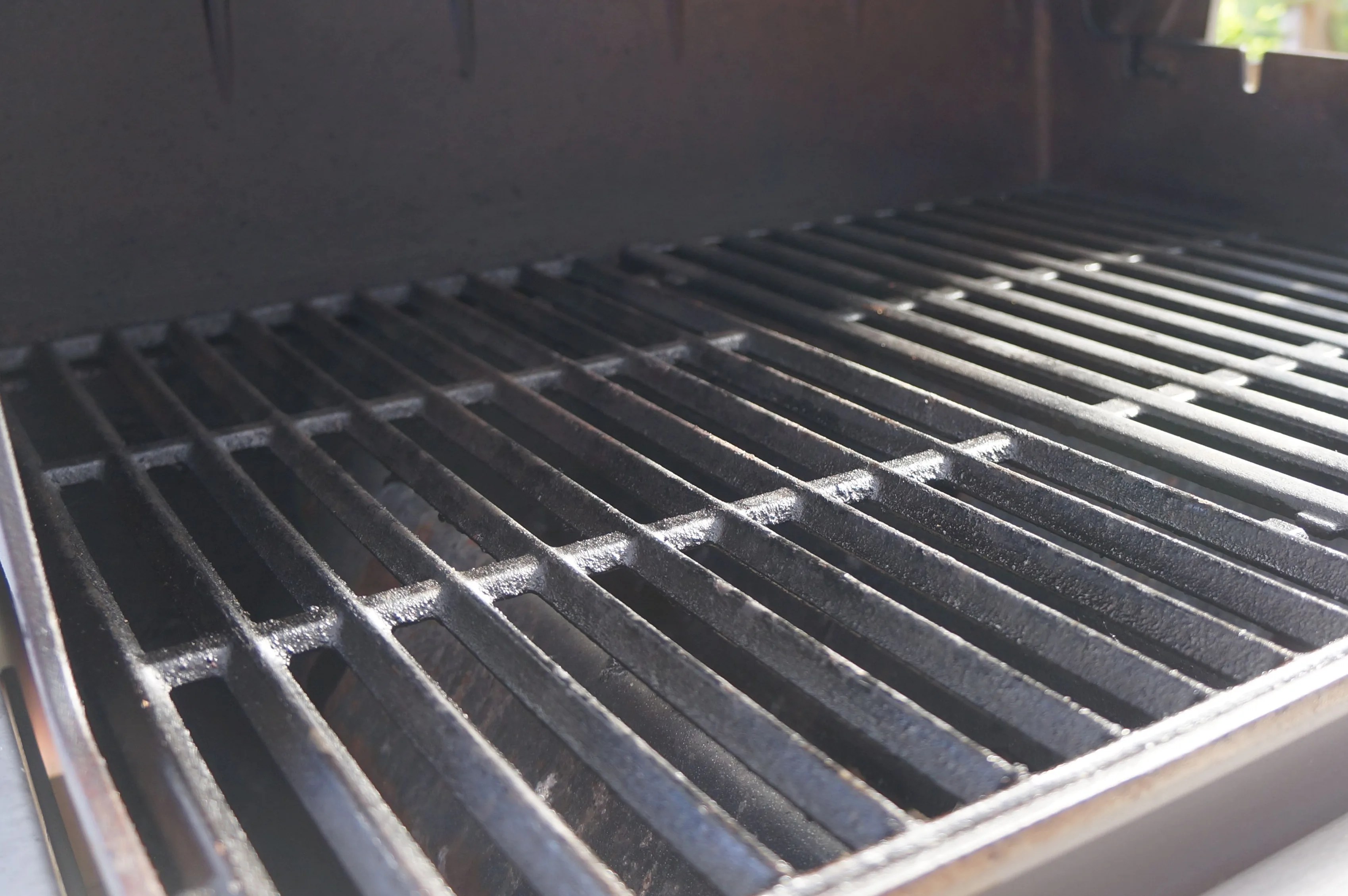 a pointed grill grate and a flat grill grate on the weber spirit