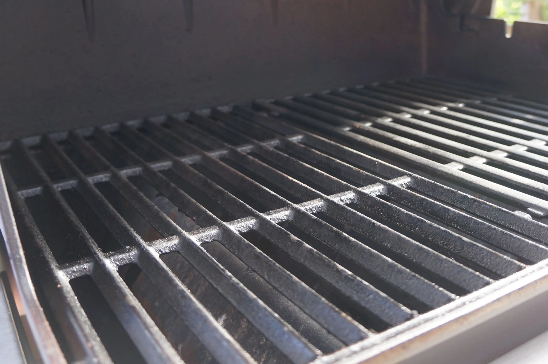 a pointed grill grate and a flat grill grate on the weber spirit