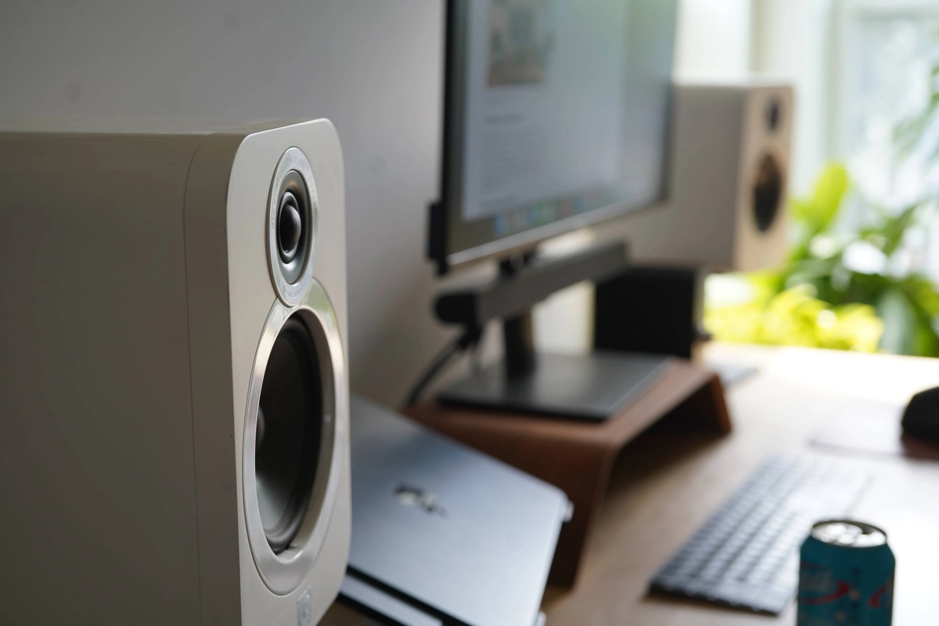 How to Turn Bookshelf Speakers Into Computer Speakers