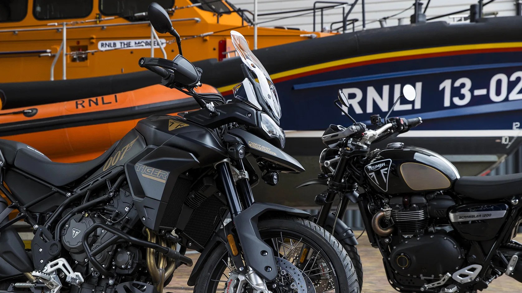 daniel-craig-007-triumph-motorcycles