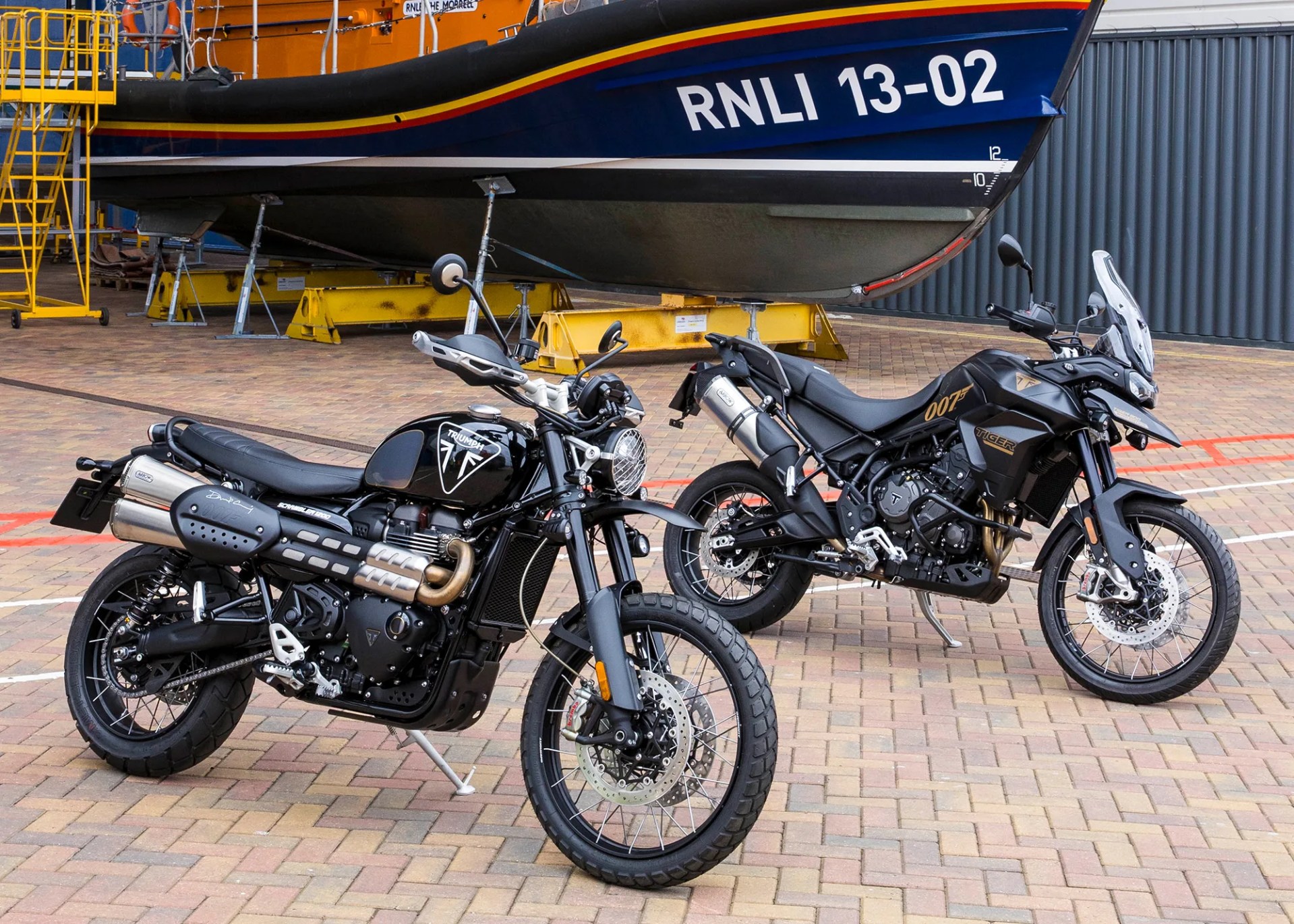 daniel-craig-james-bond-triumph-motos