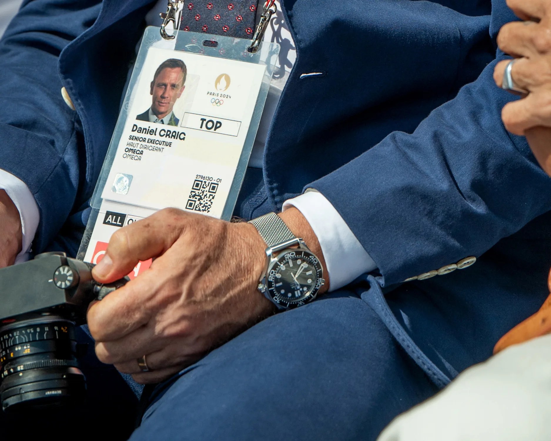 omega watch on the wrist of daniel craig