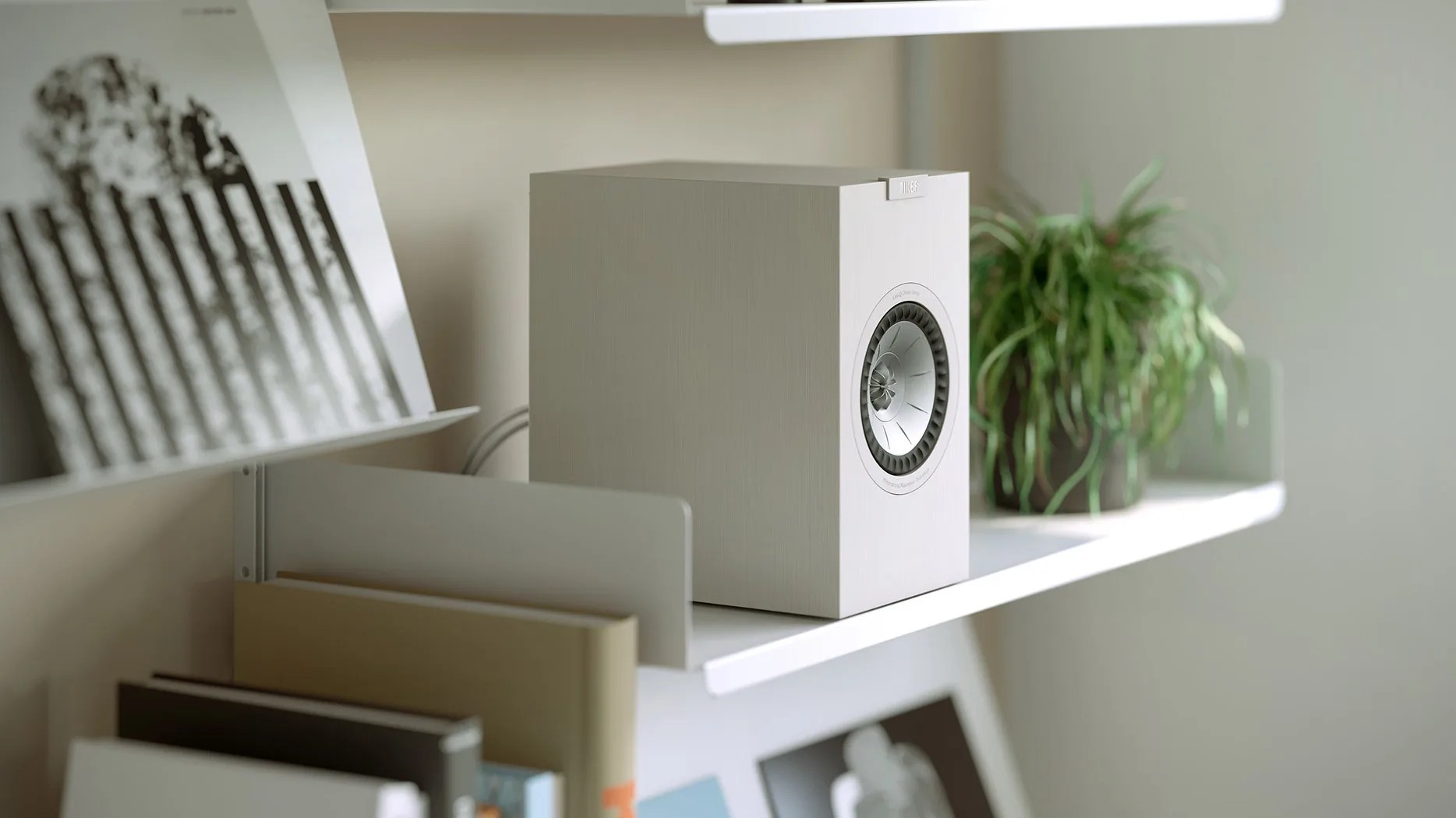 KEF Q1 Meta speakers