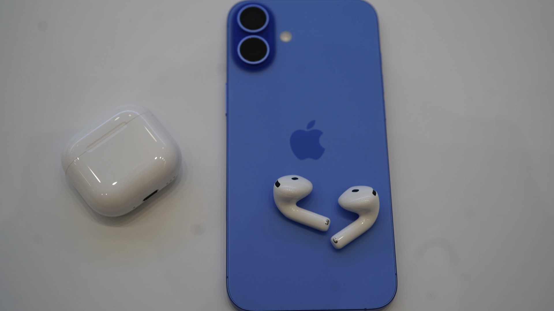 AirPods 4 launch day