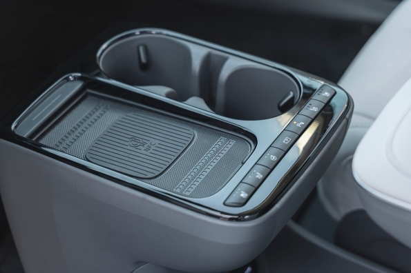 The new central console / cupholder of the Hyundai Ioniq 5.