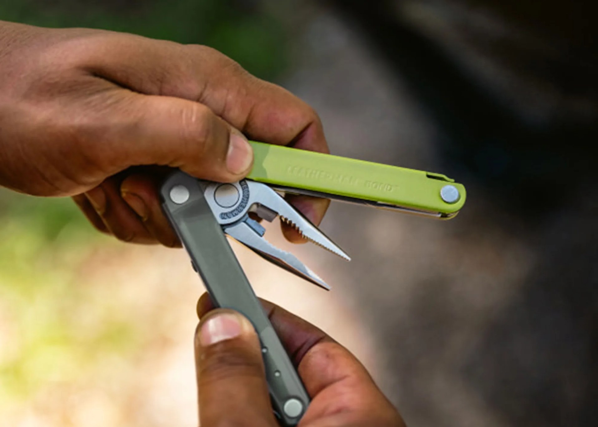 leatherman-bond-mossy-slate-in-use