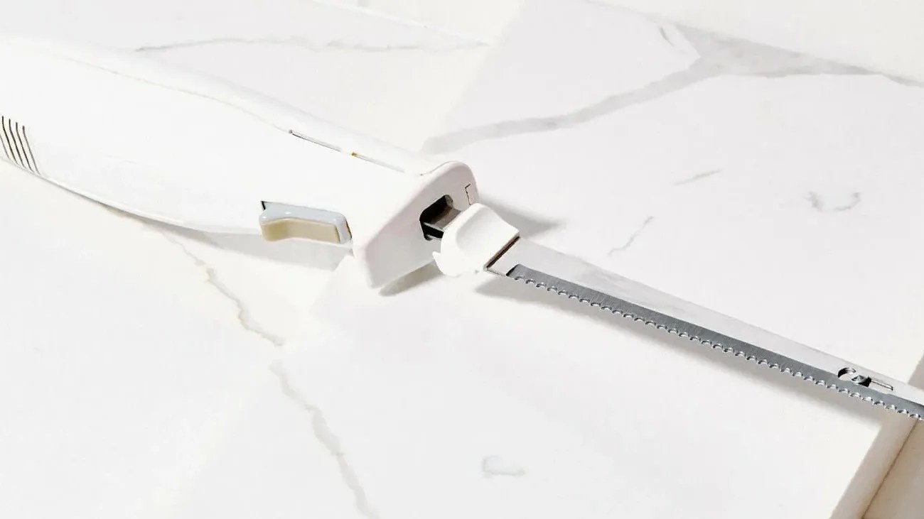 white electric knife