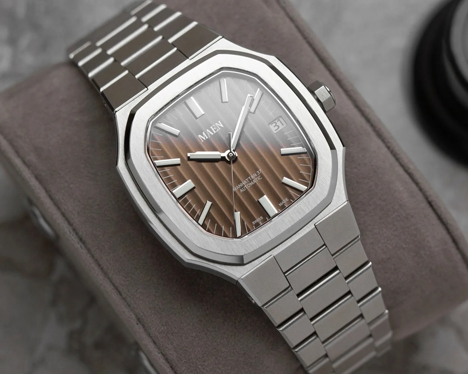 a maen manhattan watch