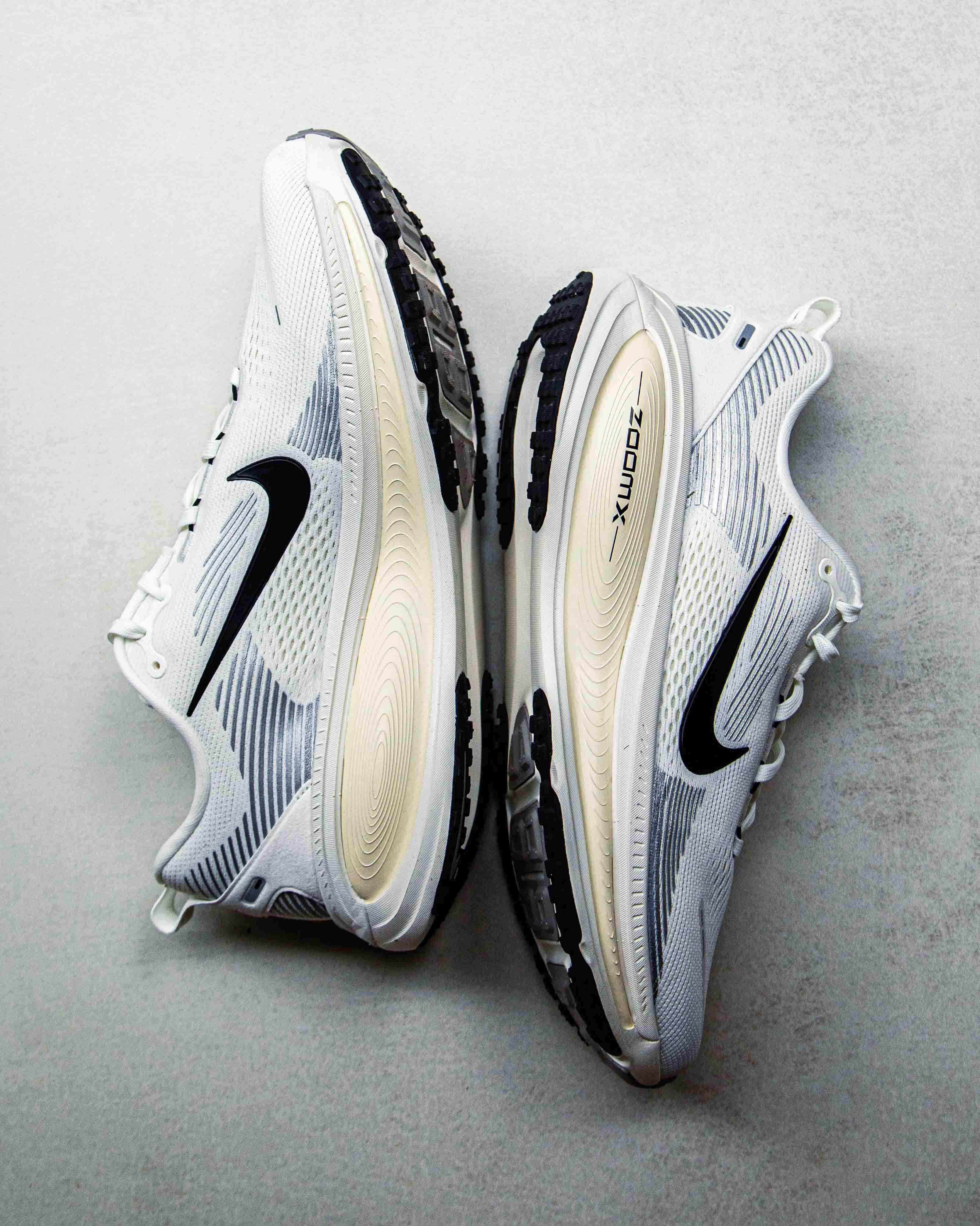 white nike shoes